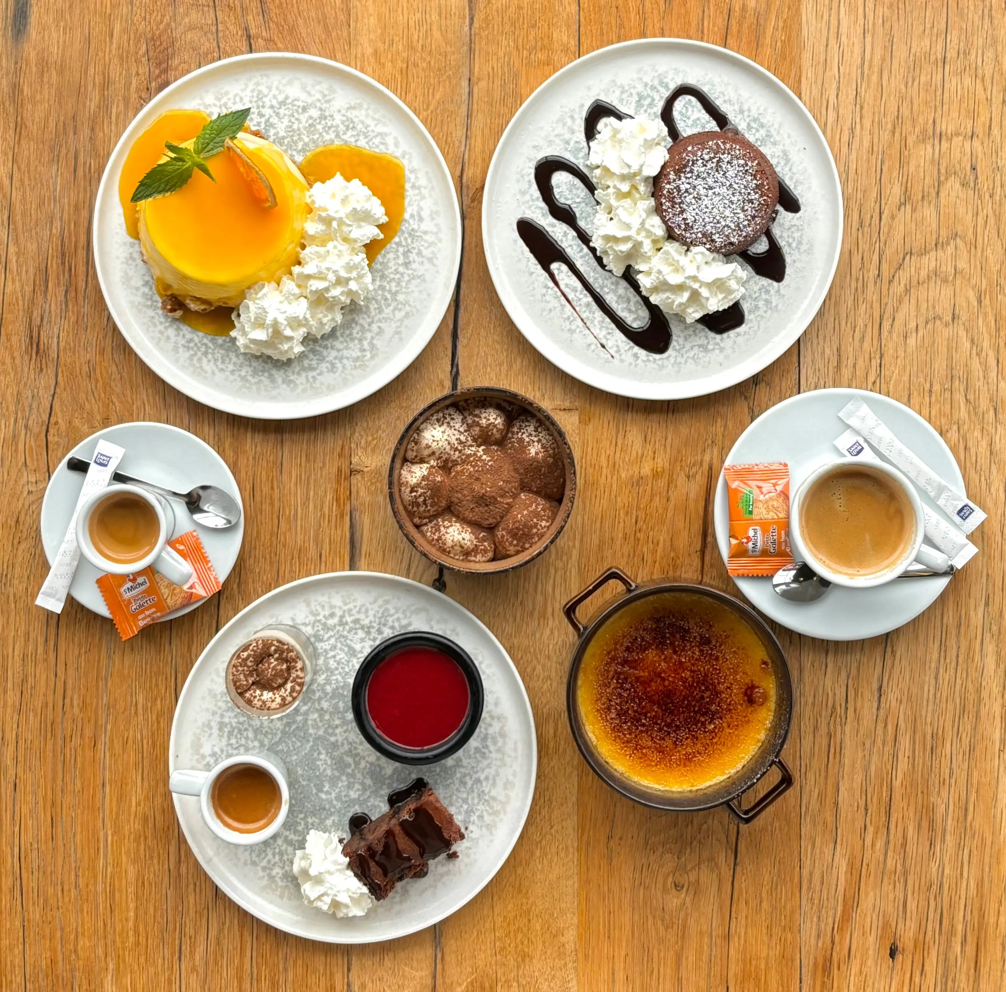 Assortiment de desserts : crème brûlée, moelleux chocolat, café gourmand