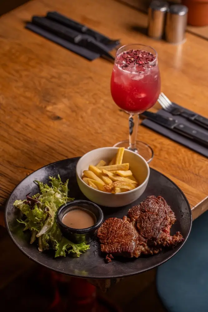 Entrecôte de bœuf grillée et ses garnitures