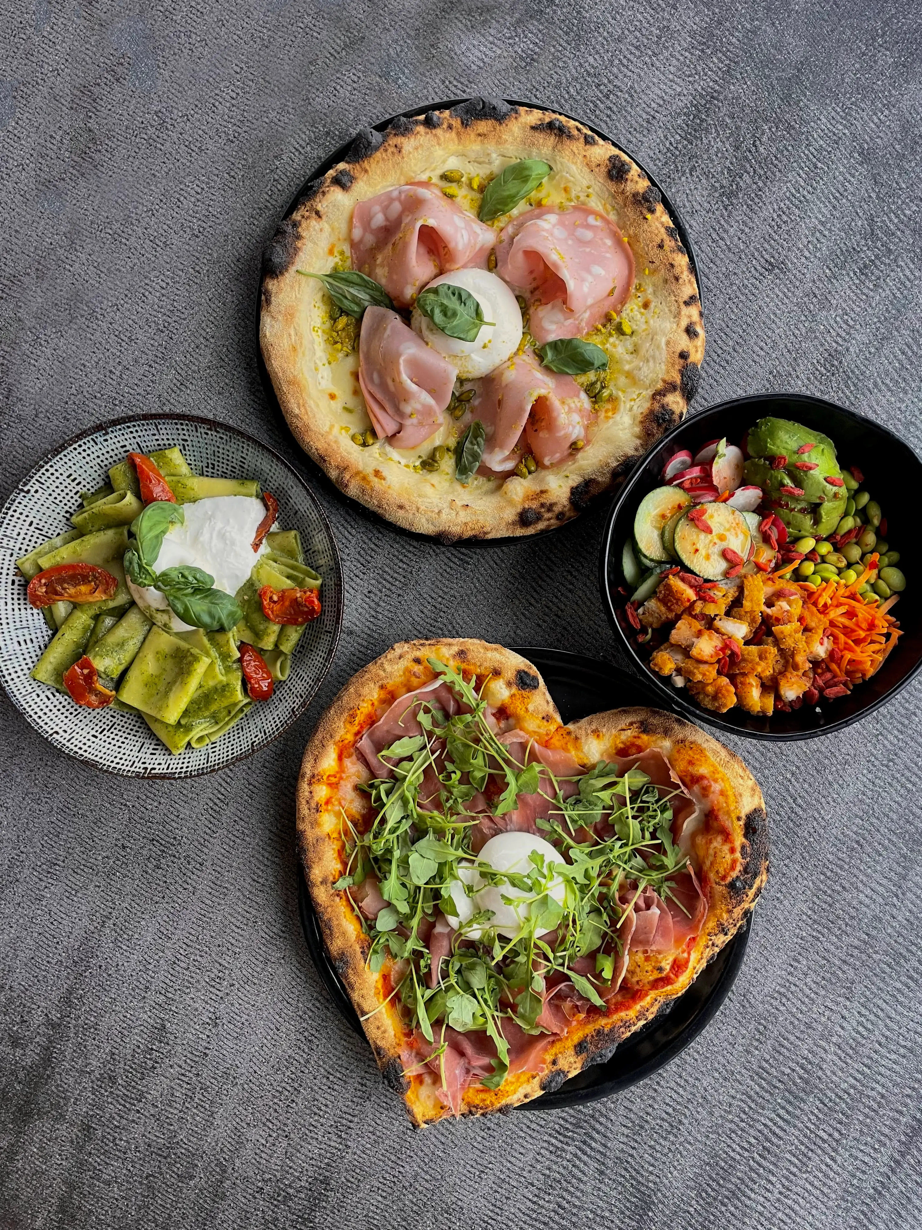 Pizzas à la pâte maturée : mortadelle-pistache, jambon cru, pâtes au pesto