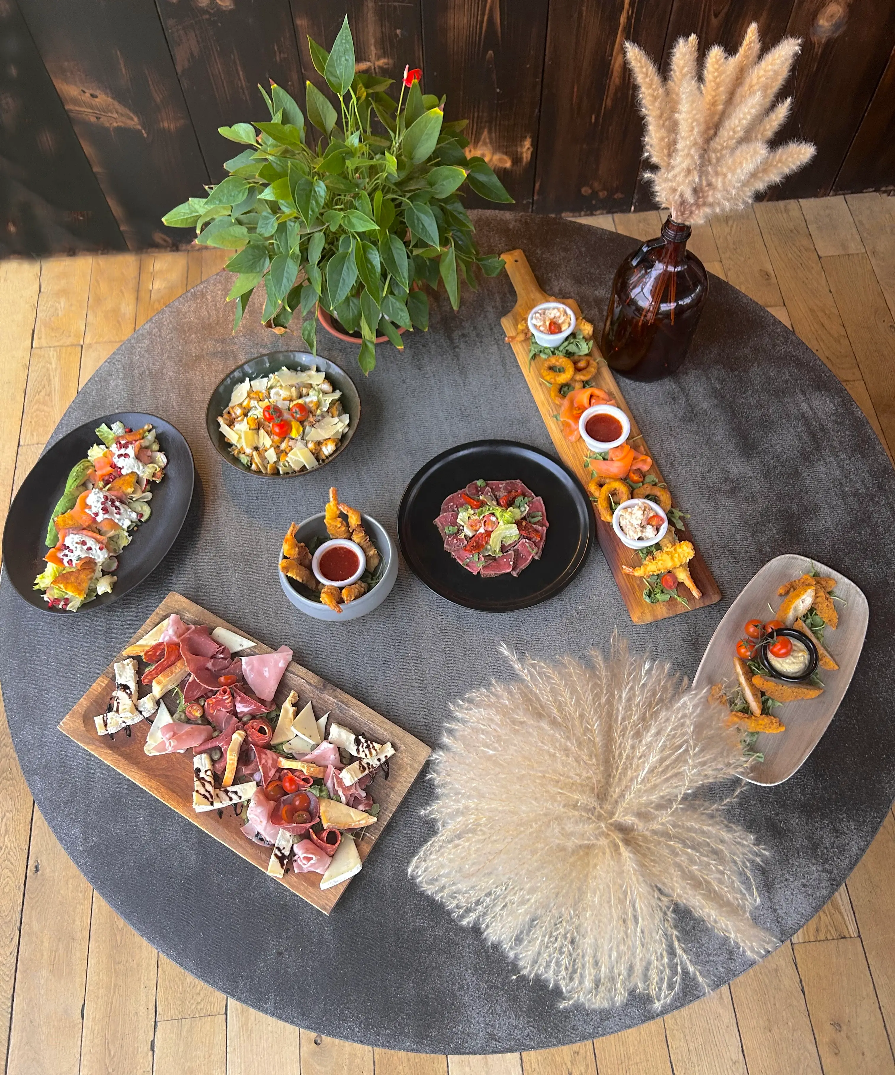 Planches à partager : charcuteries, fromages, saumon fumé et tempuras