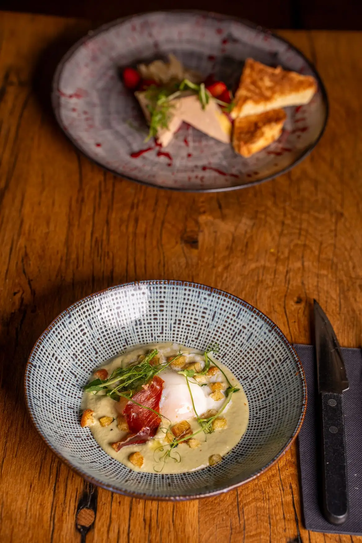 Velouté crémeux, œuf poché, jambon cru croustillant et croûtons